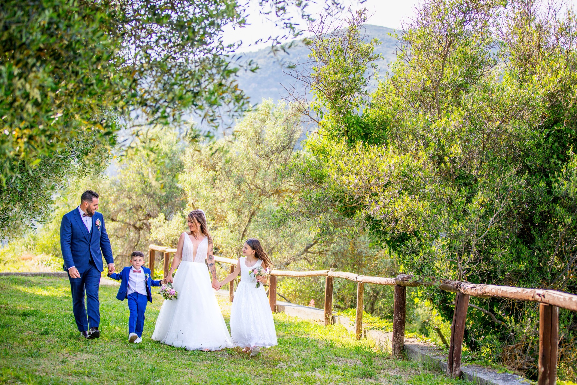 Photo de mariage d'une famille heureuse dans un jardin provençal